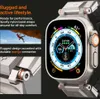 A smartwatch with a rugged design, shown with a close-up of its connector and a lifestyle image of a rock climber. Anteprima dell’immagine prodotto