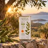Sitia 0.2 Olivenöl 250 ml Dose auf Felsen unter Olivenbaum im Sonnenuntergang Produktbild-Vorschau