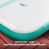 Close-up of an inflatable mat with water droplets on its surface, placed on a wooden deck. Produktbild-Vorschau