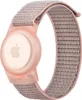 A pink Apple AirTag with a woven pink and beige band, shown from the back. Náhled obrázku produktu