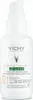 A white bottle of Vichy Capital Soleil UV Clear Anti-Imperfections Water SPF50 sunscreen with a pump dispenser. Anteprima dell’immagine prodotto