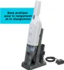 A white handheld vacuum cleaner is shown in its charging dock, with a power adapter and cord nearby. A blue overlay with French text is present in the top left corner. Produktbild-Vorschau
