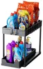 Schwarzer 2-stufiger Unterschrank-Organizer mit verschiedenen Reinigungsmitteln und Waschmitteln auf seinen Regalen Anteprima dell’immagine prodotto
