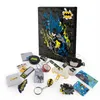 A collection of Batman-themed advent calendar items are displayed around a closed advent calendar. The items include keychains, stickers, a tape dispenser, and other small accessories. Anteprima dell’immagine prodotto