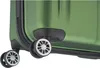 A close-up view of the wheels and lower part of a green suitcase. Voir les images du produit