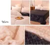 Collage aus einem weißen und grauen Fleece-Bettdecken-Set auf einem Bett, Nahaufnahmen der weichen Textur und einem Reißverschlussdetail Náhled obrázku produktu