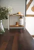 A two-tier shelf unit with kitchen cleaning supplies and flowers on a dark wooden countertop. Anteprima dell’immagine prodotto