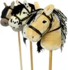 Four hobby horses on sticks are lined up against a white background. The horses have plush fabric heads with yarn manes and leather-like bridles. Produktbild-Vorschau