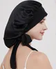 A woman wearing a black bonnet. Voir les images du produit