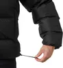 A close-up of a person's hand adjusting a drawstring on a black puffer jacket. Voir les images du produit