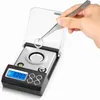 A hand holding tweezers is placing a ring on a small digital scale. Voir les images du produit
