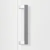 A close-up of a silver and white refrigerator handle on a white refrigerator door. Voir les images du produit