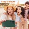 Three young friends taking a selfie on a beach with a phone case in the foreground. Produktbild-Vorschau