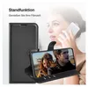 A woman is on the phone while a phone case is displayed in the foreground, showing a stand function with a couple watching a movie. Produktbild-Vorschau