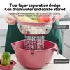 A person is demonstrating a two-layer separation design for a kitchen colander and bowl set, showing water draining from the colander into the bowl. Produktbild-Vorschau