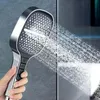 Silberner und schwarzer Handbrausekopf, der Wasser sprüht, von einer Hand gehalten Náhľad obrázku produktu