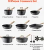 A collection of cookware items arranged on a white background, with labels indicating their sizes and types. Anteprima dell’immagine prodotto