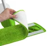 A hand is shown attaching a green mop pad to a mop head. Produktbild-Vorschau