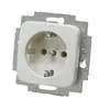 A close-up studio shot of a white electrical outlet with a metal mounting bracket. Anteprima dell’immagine prodotto