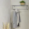 Design Wandgarderobe Smooth Stahlrohr vernickelt mit silbernem Gestell in Gesamtansicht an der Wand montiert. Produktbild-Vorschau