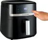 A hand is shown pressing a button on the digital display of a black Russell Hobbs air fryer. Produktbild-Vorschau