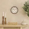 Klassische Wanduhr beige Ø 22 cm mit lesbaren Ziffern und Produktbild-Vorschau 2