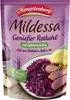 A pouch of Mildessa Genießer Rotkohl with apples, served on a plate with meat and mashed potatoes. Voir les images du produit