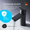 A black faucet with water running into a sink, with marketing text and icons. Produktbild-Vorschau