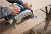 A person is using a Bosch circular saw to cut a piece of wood. Anteprima dell’immagine prodotto