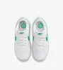 A top-down view of a pair of white Nike Court Borough Low Recraft sneakers with green accents. Anteprima dell’immagine prodotto