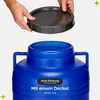 A person's hands are holding a black lid above a blue plastic barrel. Produktbild-Vorschau