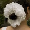 Chouchou vintage en tissu brodé d'un beige élégant Voir les images du produit 3
