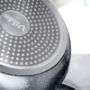 Close-up view of the bottom of a frying pan, showing the textured surface and brand logo. Anteprima dell’immagine prodotto