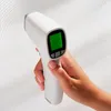 A hand holding a white digital thermometer with a green screen. Anteprima dell’immagine prodotto