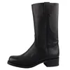 Auf dem Bild ist ein schwarzer Stiefel zu sehen der von der Seite präsentiert wird. Der Stiefel hat eine glatte Oberfläche und eine hohe Sohle. Produktbild-Vorschau
