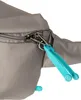 A close-up view of a gray sling bag's zipper with teal pull tabs. Voir les images du produit