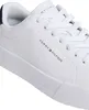 A close-up view of a white Tommy Hilfiger sneaker. Voir les images du produit