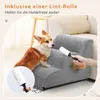 A dog is sitting on a pet stair next to a sofa, and a hand is holding a lint roller. Produktbild-Vorschau
