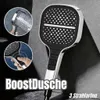 Silberner und schwarzer Duschkopf mit mehreren Sprüheinstellungen, gezeigt mit zwei kreisförmigen Einsätzen, die Wasserfluss und Tastendruck demonstrieren Náhľad obrázku produktu