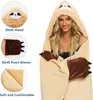A woman wearing a sloth-themed hooded blanket with attached paw gloves, with inset images showing the sloth hood, paw gloves, and fabric texture. Produktbild-Vorschau