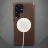 A close-up shot of the back of a smartphone case with a wireless charger attached. Anteprima dell’immagine prodotto