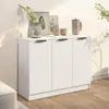 A white sideboard with three doors is shown in a well-lit room with a wooden floor. Decorative items are placed on top of the sideboard. Anteprima dell’immagine prodotto