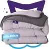 A folded duvet is shown against a white background with purple graphic elements and sparkles. Produktbild-Vorschau