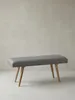 Alternative Perspektive der gepolsterten Zweisitzer-Bank aus Stoff und Holz. Die ausgewogenen Proportionen des 117x51x38 cm großen Möbelstücks vereinen Funktionalität mit dezenter Eleganz._#sku_BARWL5.330# Produktbild-Vorschau