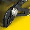 A close-up view of a pair of pliers against a yellow background. Voir les images du produit
