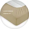 A close-up view of a fitted sheet on a mattress, highlighting its elastic edge. Produktbild-Vorschau