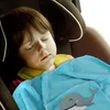 A young child sleeping in a car seat, covered with a blue blanket. Produktbild-Vorschau