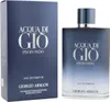 Acqua di Giò Profondo Eau de Parfum 100ml mit elegantem blauen Flakon neben farblich passender Box mit silberner Aufschrift. Voir les images du produit