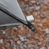 SoBuy Campingzelt OGS60-L-HG: Detailansicht der grauen Zeltstoffkante mit schwarzer Befestigung und Metallstange Anteprima dell’immagine prodotto