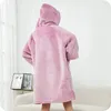 Kuschelige Hoodie Decke mit Ärmeln (Rosa) – Vielseitiger Produktbild-Vorschau 14